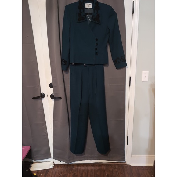 Kasper ASL Green Pant‎ Suit, Women's Size 6, Embroidered Suit Set, Black Accents - Picture 1 of 11